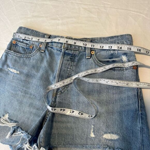 Levi’s Wedgie Midwash Distressed Denim Shorts Size 29 Cut Offs Casual Summer - Picture 6 of 10
